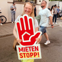 Burger mit Plakat Mietenstopp